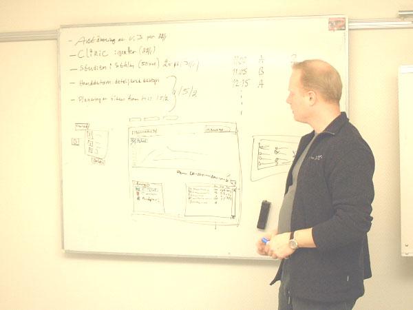 Men, alltför ofta uppstår bara gränssnitts- och interaktionsdesignen som ett resultat av att någon som kodar eller modellerar något, snarare än som ett resultat av en professionell interaktionsdesign