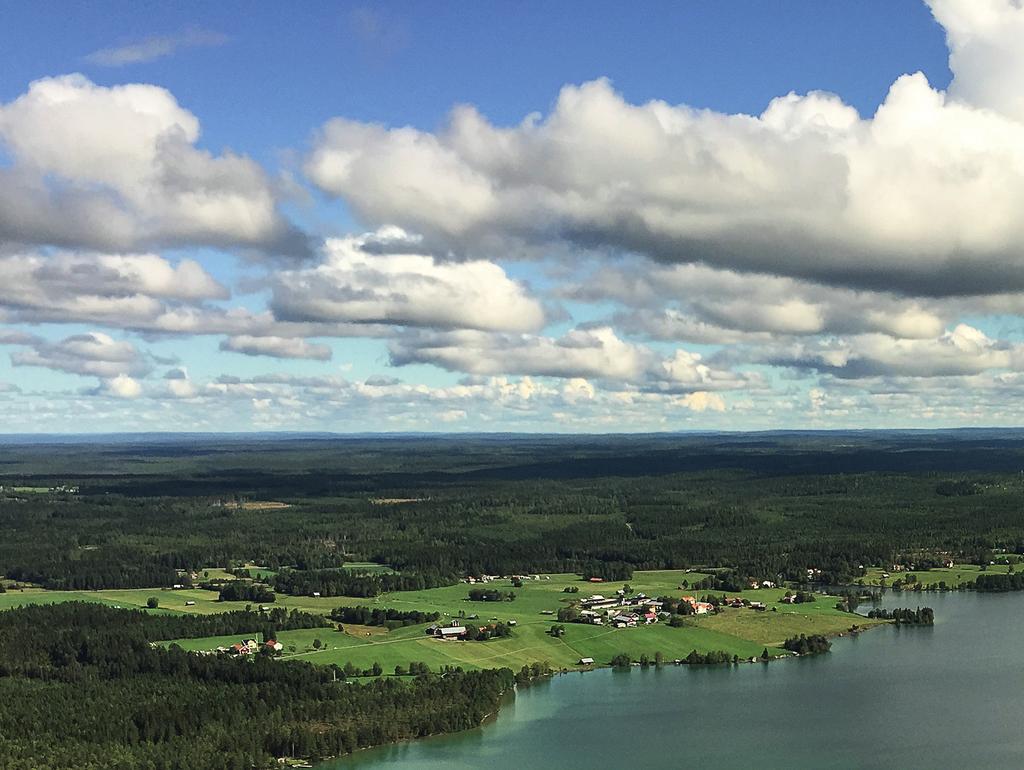 Figur 3. Vy över grundvattenmagasinet Haxäng sett från väster med Locknesjön i förgrunden. Foto: Peter Dahlqvist., SGU.