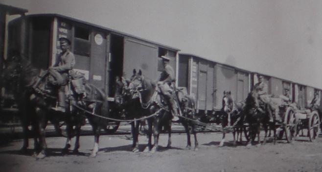 (Fotot onumrerat) Ingniörtrupperna Ingeniörstruppernas utrustning liknar i hufvudsak infanteriets endast med de skilnader i beväpning o.d. som redan anförts.