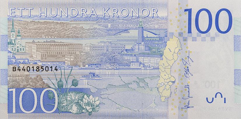 Den nya 1-kronan har Kung Carl XVI Gustafs porträtt i proﬁl på framsidan.