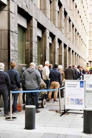 FÖRVALTNINGSBERÄTTELSE Många kom till Riksbanken den 3 oktober för att växla till sig de nya mynten och den nya 100-kronorssedeln.