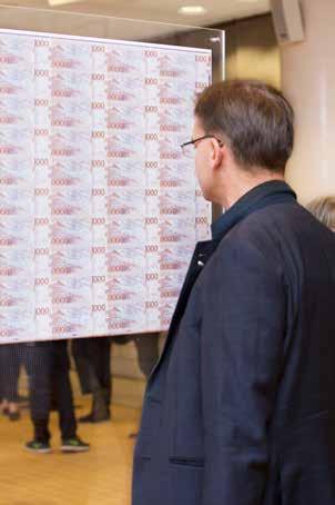 FÖRVALTNINGSBERÄTTELSE En av besökarna studerar sedelarket med de nya 500-kronorssedlarna.