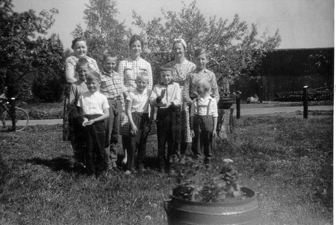 Efter söndagsskolavslutning i Gräsberg, foto taget hos Elsa och Oskar Karlsson Ugglehult 1. Elsa Karlsson Ugglehult 2. Eivor Johansson Ruskilsby 3. Maria Grahn Lilla Aleryd 4.