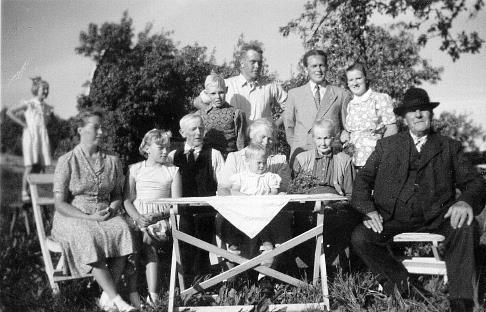 1 5 6 7 8 2 3 4 9 11 10 12 11 1. Okänd. 7. Verner Wigh. 2. Kristina Karlsson. 8. Mariane Wigh född Tilly. 3. Mariane Karlsson.