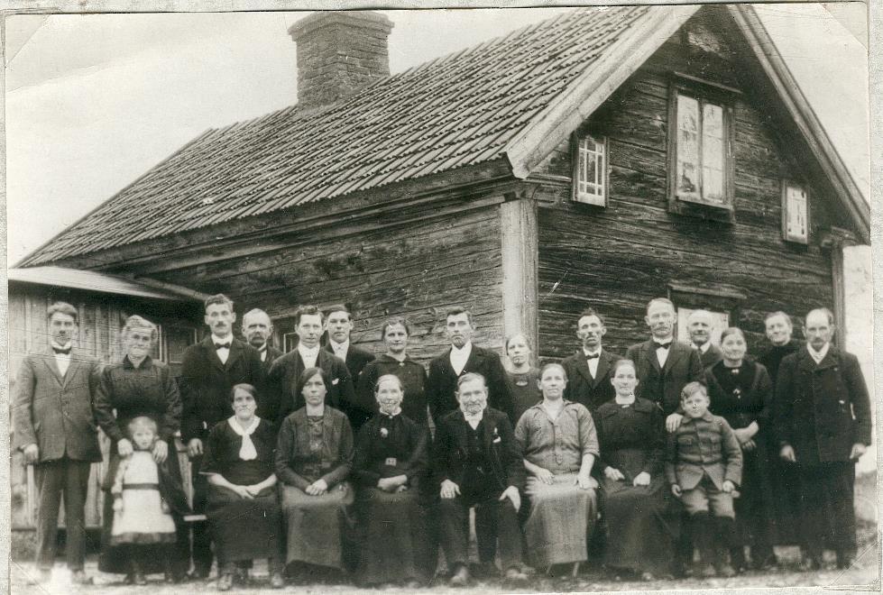 1 2 3 4 5 6 7 8 9 10 11 12 13 14 15 16 17 18 19 20 21 22 23 Karl och Johanna Fyhrs guldbröllop 1926 i deras stuga på Höghults ägor 1. Petter Fyhr småbrukare i Höghult, arrendator hos J. Dalin. 2. Anna Fyhr, gift med Petter ovan.