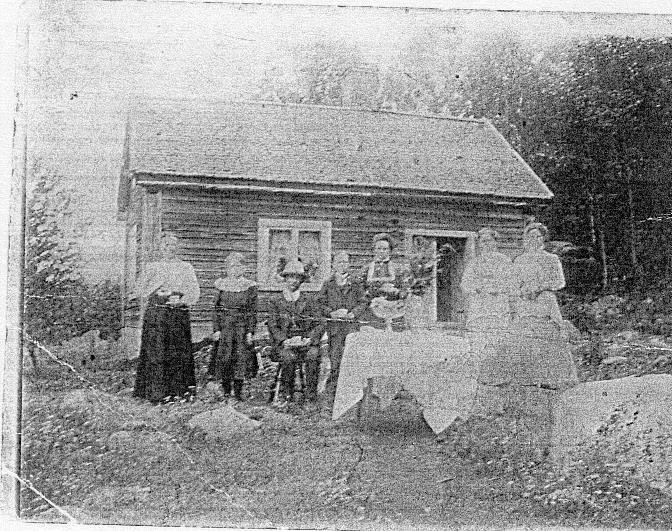 Torpet Mellanmaden 1918. Från vänster: Johanna Bengtsdotter född 1854 död 1948.