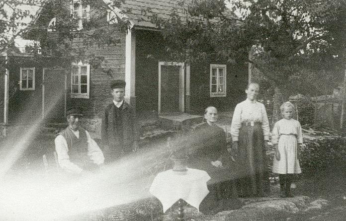 Nytorp Stora Åby. Huset byggt av Adel Hedenberg. Det gamla brann. Karl Gustavsson Äg/br David Karl Johansson född 1898 i Höghult, Elins son Johanna Gustavsson från Tingstad.