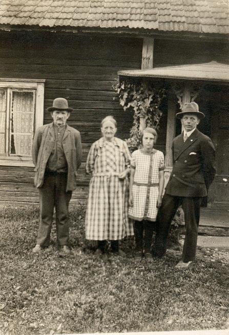 Oscar och Hulda med Anna-Lisa i Laxhemmet 1933.