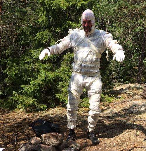 Där kommer plötsligt Stenålders-Flisa och ber om hjälp att hitta sin docka Veda som tjuv-uve stulit från henne.