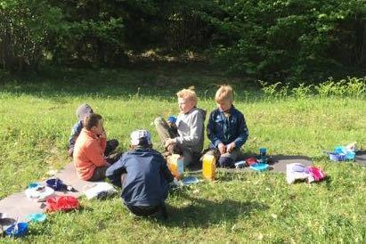 Sen gick vi en bit, vår ledare David gick vilse i skogen så det belv en stor omväg!