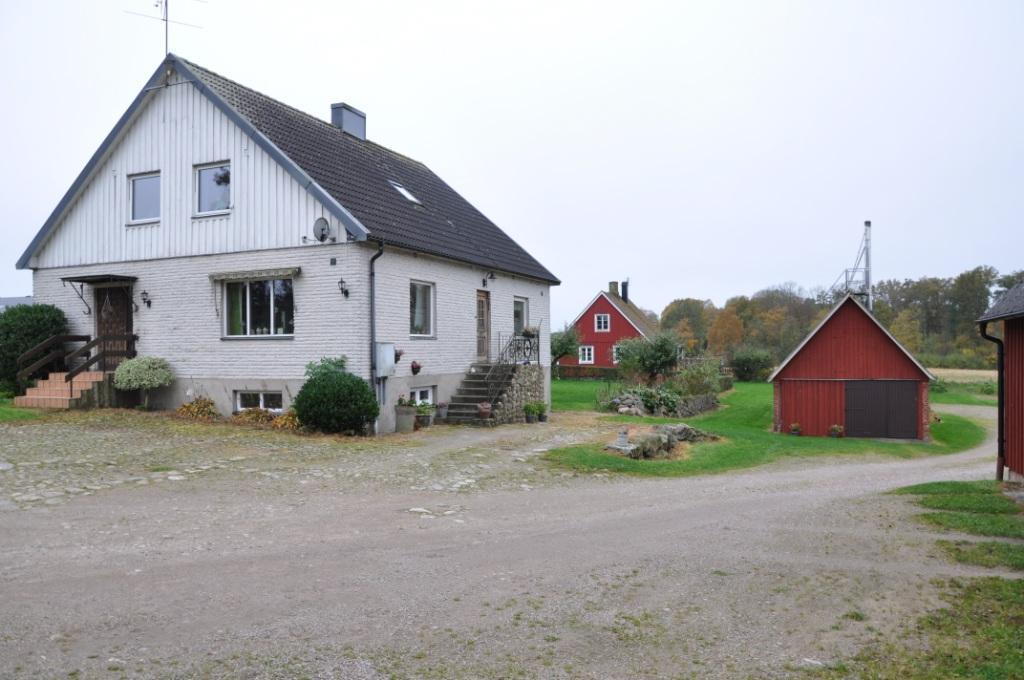 Gård 60 ha Höör Lantgård om drygt 60 ha i Maglasäte strax utanför Höörs tätort, bestående av bl a 20 ha åker, 22 ha bete och 17 ha skog.