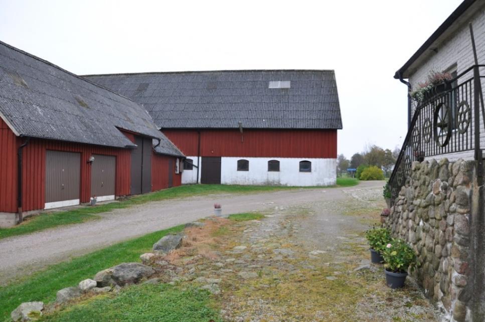 Höör Kärrarp 1:20 Om fastigheten Typ: Skogs-/lantgård Boarea: Ca 180 m² Mark: 60,5 ha Antal rum: 5/7 Pris: 7,95 MSEK/hbj Län: Skåne