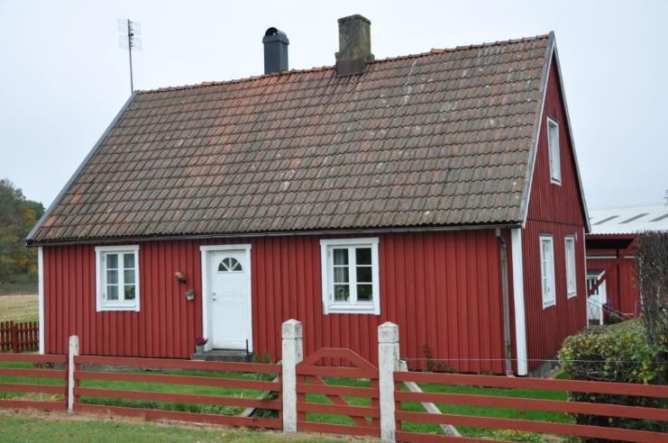 Sidobyggnader Undantag Bostadshus i 1,5 plan om ca 80 kvm boyta och 4 rum och kök. Stomme och fasad av trä och tak av tegel. 2 och 3-glasfönster.