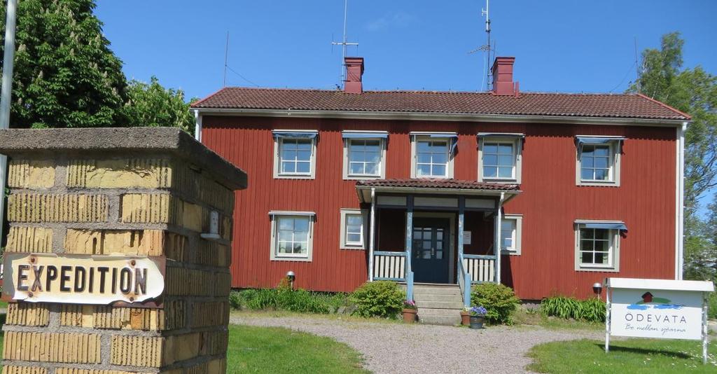 Trädgården har en kallmurad stödmur.