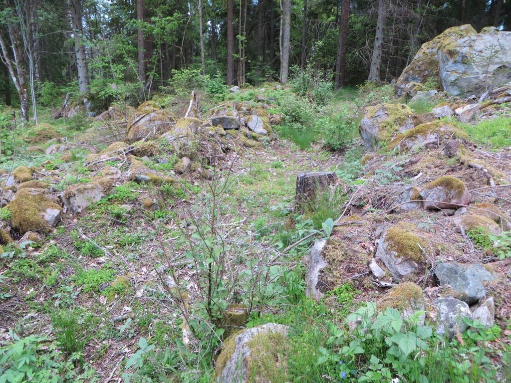 Sydväst om byn finns en stensatt ränna med oklart ursprung. Anläggningen är tydligt byggd av människohand i sluttande terräng och övergiven.