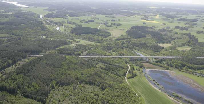läet samt Vätter. Lägs strömme fis också e betydelsefull aturmiljö med rik vegetatio och ädellövträd. Närmast söder om strömme är jordbruksladskapet varierat med islag av midre skogsområde.