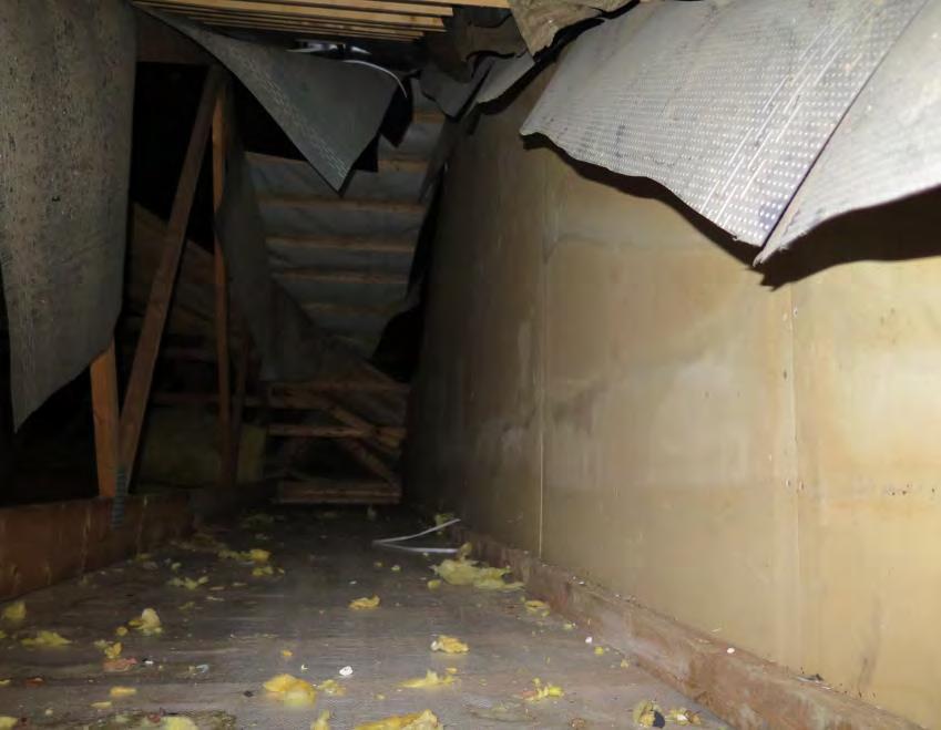 11 (14) Figur 12, visar vinden på det tredje huset som klarade sig från branden.