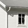 Panelen levereras alltid grundmålad med vitpigmenterad färg, vilket ger ett temporärt väderskydd fram till dess att du färdigmålar ditt hus.