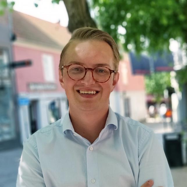 Dina riksdagskandidater 1. Jonny Cato Hansson, Helsingborg Kommunalråd, 24 år Just nu står Sverige inför många utmaningar.