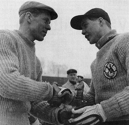 17 februari 1957: Yppe Palmqvist ger en trästatytett till ÖSK:s målvakt Gunnar Ring. Yppe" Palmqvist, målvakt i Broberg, då svenska mästare i Bandy.