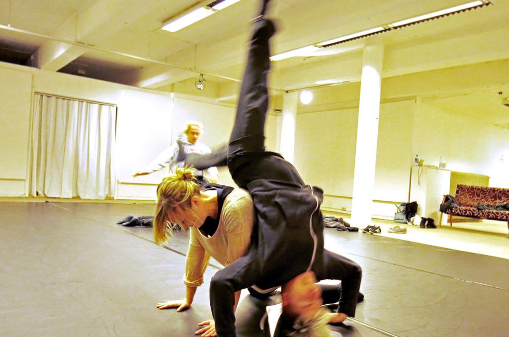 Det här är ett utmärkt tillfälle att få in dansen i skolan, till exempel inom ämnet Idrott och hälsa. Förslagsvis lägger man dansworkshop på idrottslektionen.