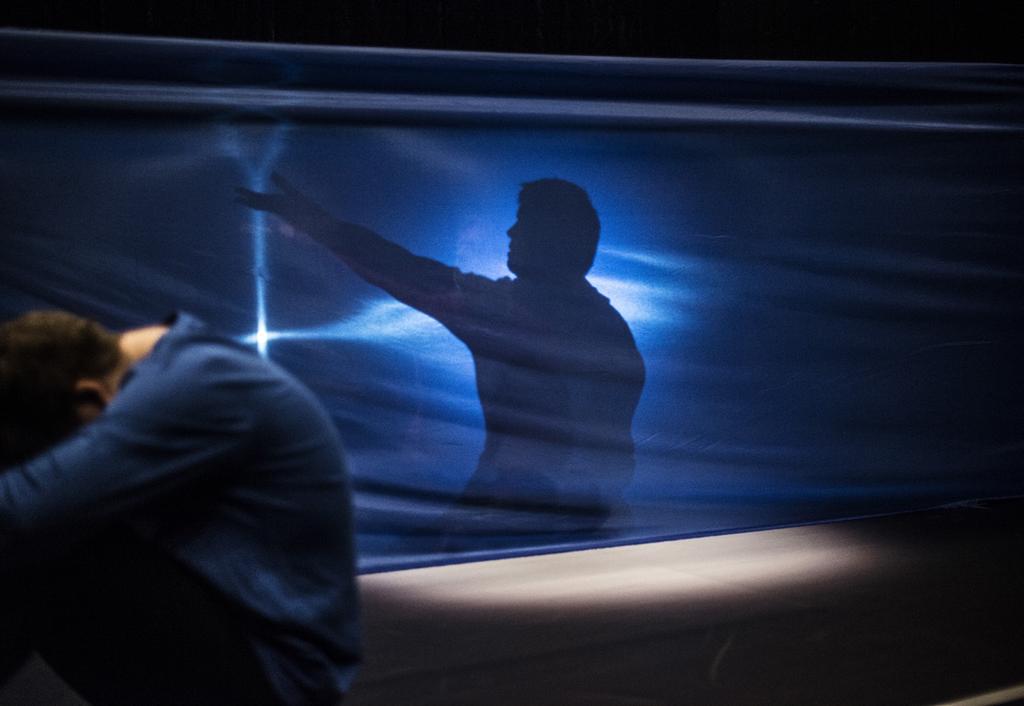 Dans Känslor i ständig rörelse - Offentliga arrangörer Feb/april 2019 Teater Barda Foto: Sandra Lee Pettersson Teater Barda är en scenkonstgrupp där skådespelarna består av personer med en