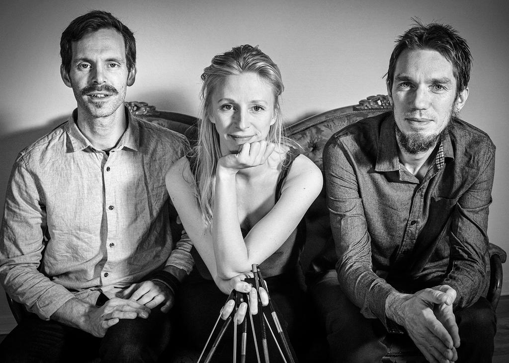 Musik Estrad Norrs frilansresidens presenterar LENA JONSSON TRIO Programlängd: Skolföreställning 40 min Offentlig konsert 70 min Målgrupp: 10-19 år/offentlig publik Lenas kraftfulla fiolspel och