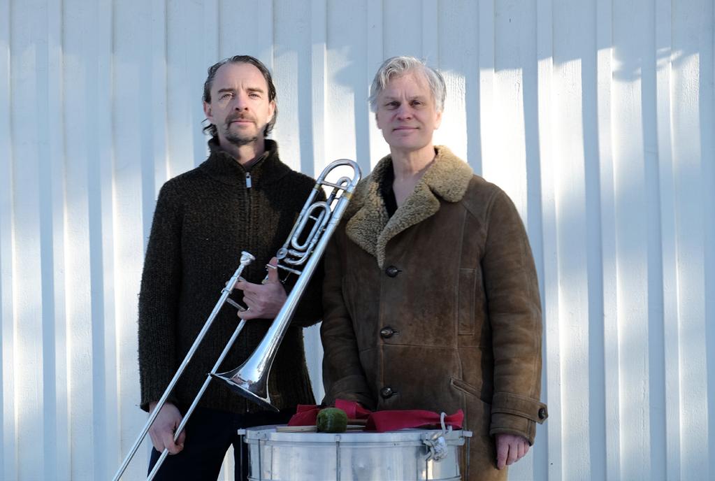 Musik Buster Keaton i ett lastbilsskåp - Offentliga arrangörer Sept 2018 Trombonisten Ivo Nilsson & slagverkaren Jonny Axelsson Foto: Elena Carlini Estrad Norrs mobila scen Skåpet BUSTER!