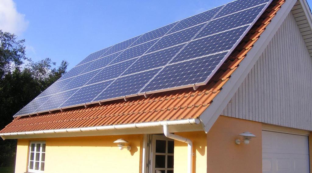 I Figur 3 Byggnadsintegrerade solcellspaneler, Sunroof nedan syns det att de är inbyggda i taket.