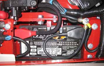 Sätt i minukabeln sist när batteriet kopplas i. VRNING Undvik personskada! Elektrolyten i batteriet innehåller svavelsyra. Det är giftigt och kan orsaka allvarliga frätskador.
