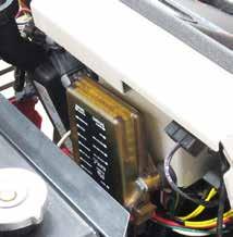SERVICE det urladdade batteriets positiva (+) pol (). 6. nslut den andra änden av pluskabeln (+) till extrabatteriets positiva (+) pol (2). 7.