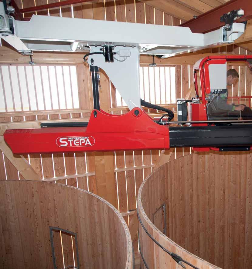 TELESKOPISK VIKARMSKRAN PATENTERAD & OSLAGBAR Optimal överblick i djupa silos Byggnadstekniska hinder som mellanväggar, högsilos eller tvärbalkar kan ställa till problem vid utfodring och upphämtning