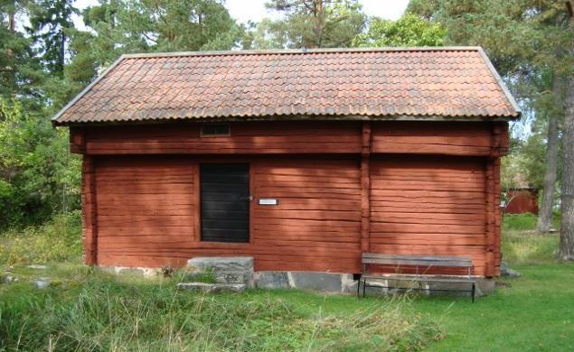 Byggnaden innehåller autentiska verktyg från fyra generationer svavarmästare av familjen Holm, som tillverkat spinnrockar under perioden 1760 ca 1920.