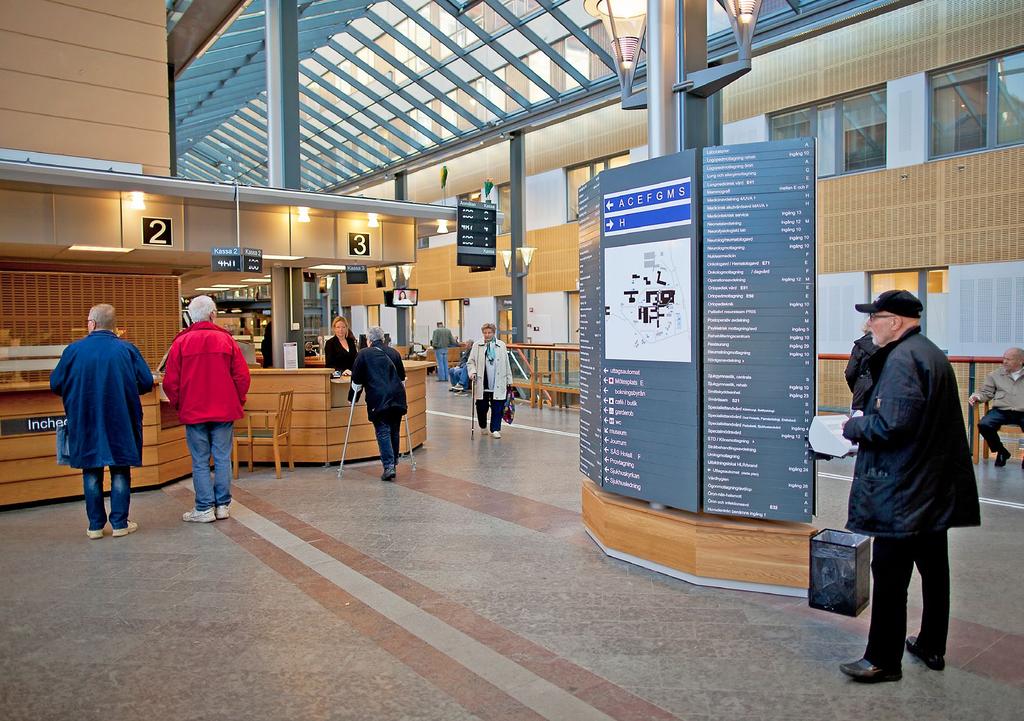 Vid huvudentréer ska d finnas en informationstavla med översikt över verksamher, helst också en bemannad informationsdisk. Skyltningen är uppbyggd utifrån målpunkter.