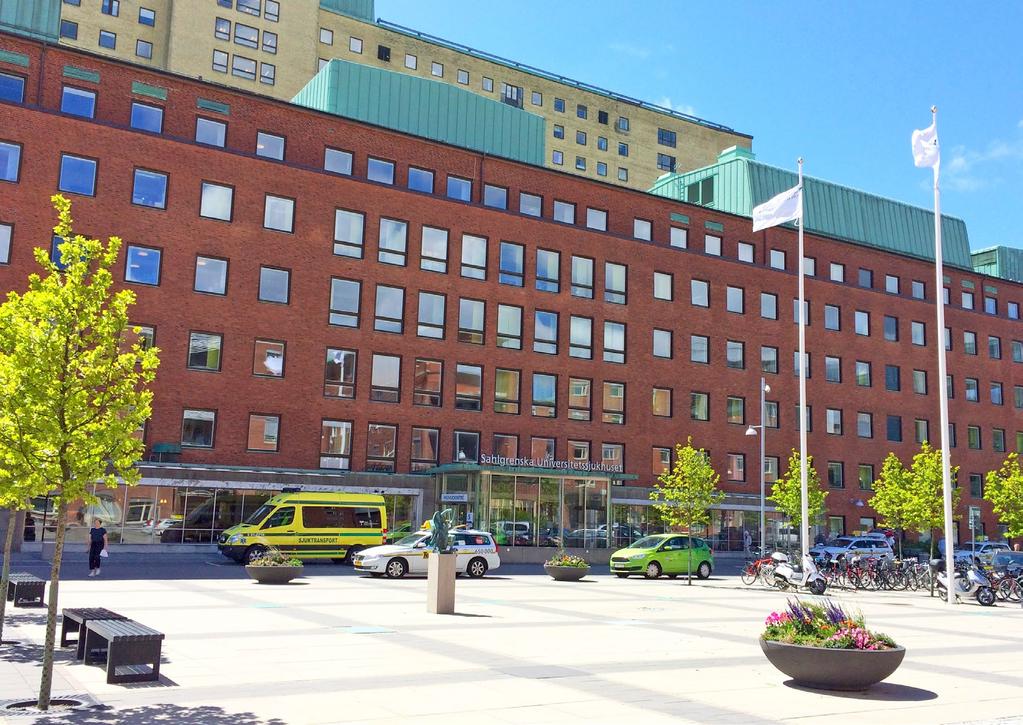 Större byggnader skyltas med en väl synlig fasadskylt. ens namn och eventuellt gatunummer ska finnas vid alla allmänna entréer samt vid olika verksamher.