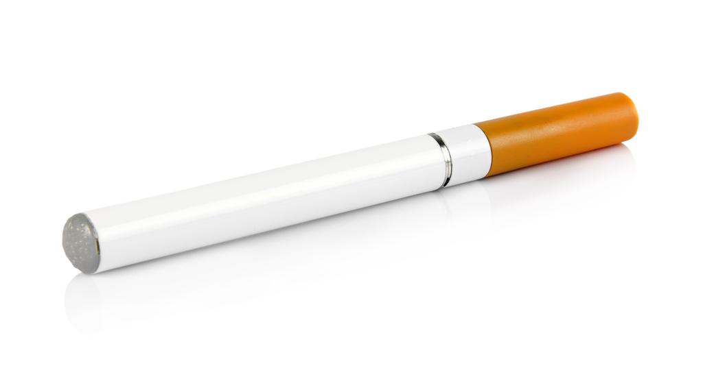 E-CIGARETTER GODISCIGG SOM LOCKAR UNGA Liknar vanliga cigaretter men innehåller en elektrisk förångare som omvandlar nikotinvätska till nästan luktfri vattenånga.