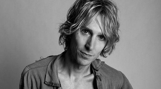 ÅK 8: MUSIKFÖRESTÄLLNING - Love Antell Västmanlands turné på högstadieskolor: Love Antell - sångaren, artisten och tecknaren Med en bakgrund som frontman i Florence Valentin och sedan 2012 som