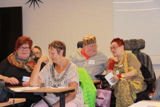 Kurser Media och Retorik kurs 2-3 oktober på Vara Folkhögskola. 17 deltagare är anmälda. Innehåll: Att möta och förstå media, att tala inför grupp, retorik, kroppsspråk och gruppdynamik.