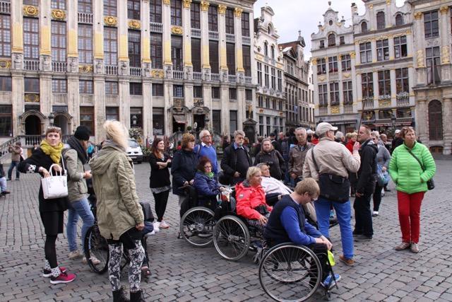 - Gruppen lyssnar på den lokale guiden på Grand Place i Bryssel DHR Tidaholm, Lotta Carlson DHR:s Sommarresa till Alingsås: Under tisdagen gjorde DHR Tidaholm en dagsutflykt till Alingsås.