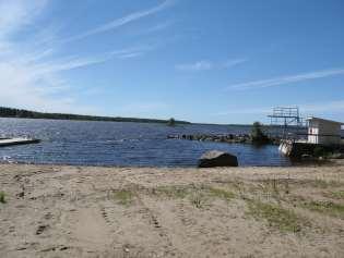Foto 1. Åminne badstrand. 3.4 Växlingar i vattendjupet Djupet vid stranden ökar långsamt och maxdjupet 1.6 m nås ca 20 meter från stranden d.v.s. vid avgränsningen gjord av rep och bojar.