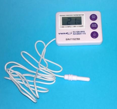 Laboratorieprodukter- Utrustning för temperaturmätning Art nr Benämning Frp Beskrivning storl 818980 Digitaltermometer, 1 Fast monterad Modell