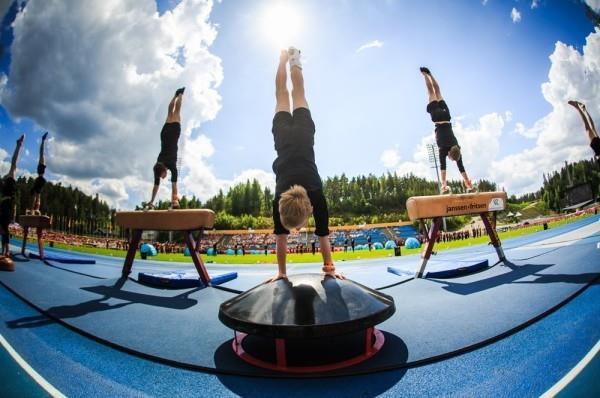 karimaki@voimistelu.fi. Suvi har för sin del redan flyttat till Åbo för att känna på atmosfären i vår kommande evenemangsstad, och man kan låna henne av Hannele, hannele.lyytikka@voimistelu.fi. Som påminnelse, maskotarna reser inte per post eller via Matkahuolto, utan dräkterna bör avhämtas och återlämnas personligen.