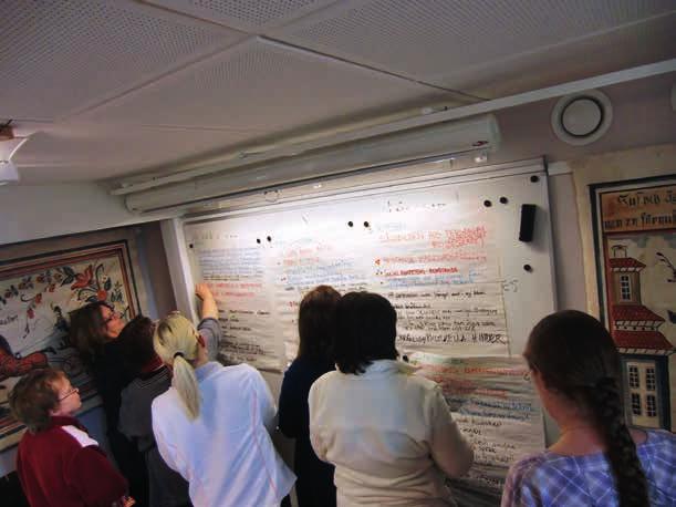 Bibliotekspersonal i Malung-Sälen gör en projektinledande SWOT-analys. Under 2012 gjorde alla projektdeltagande bibliotek en sådan som grund till utformningen av kompetenslyftet.