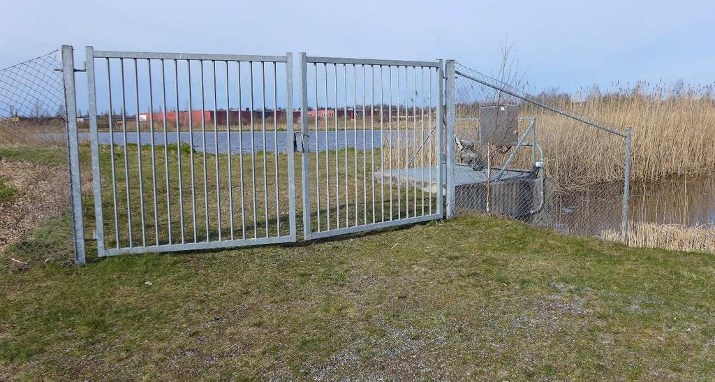 2015) fortsätter med att berätta att cirka vart fjärde år får de gräva ur slam ur inloppskanalen. Slammet kommer från de suspenderande ämnen som följer med inkommande vatten.