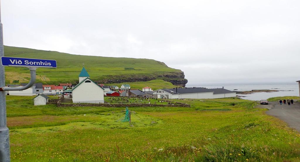 Till en början färdas vi i en fjord omgiven av vackra landskap. Sedan väntar en sträcka på öppet hav innan vi når den lilla hamnen till ön.