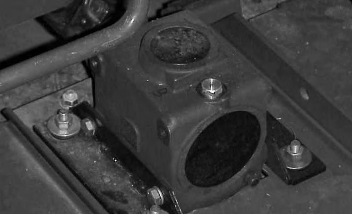 Före användning Kontrollera oljenivån i växellådan Växellådan är konstruerad för att drivas med olja av typen SAE 80 90.
