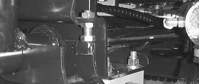 Justera cylindern genom att flytta kontramuttern som sitter på cylindern bakåt (fig. 7), ta bort bulten från stångens ände och rotera sprinten. Montera bulten och kontrollera spelet.