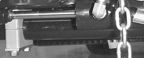 Starta motorn, höj plandäcken och kontrollera att spelet mellan slitremmen överst på den bakre klippenhetens slitstång och stötdämparremmen är 0,5,54 mm (fig. 8).