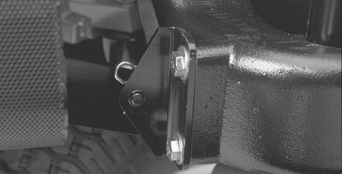 Demontera motorhuven Motorhuven kan lätt tas av för att underlätta underhållet av maskinens motor och området omkring den.. Lås upp och öppna motorhuven.