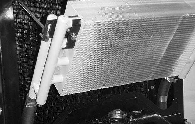 3 Serva motorremmarna Kontrollera tillståndet och spännkraften i alla remmar efter den första arbetsdagen och därefter var 00:e körtimme. Generator/Fläktrem. Öppna huven.